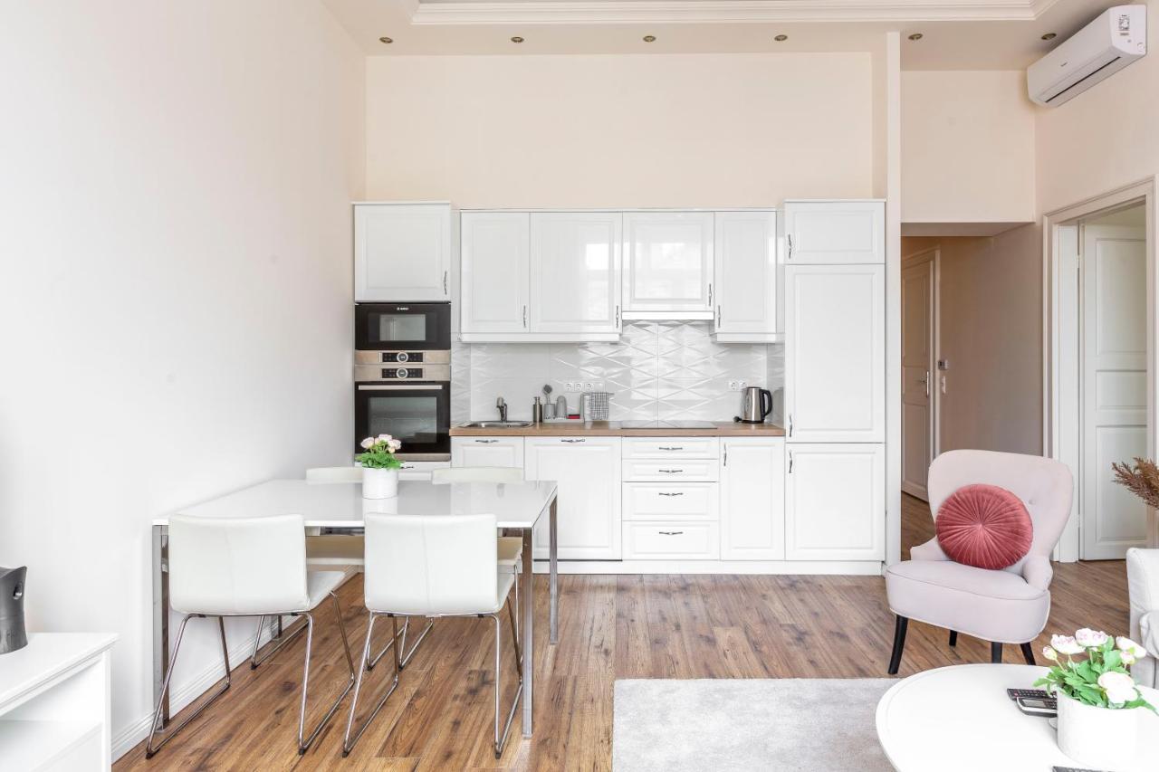 Luxurious Central Apartment In Liszt Ferenc Square Budapest Exteriör bild